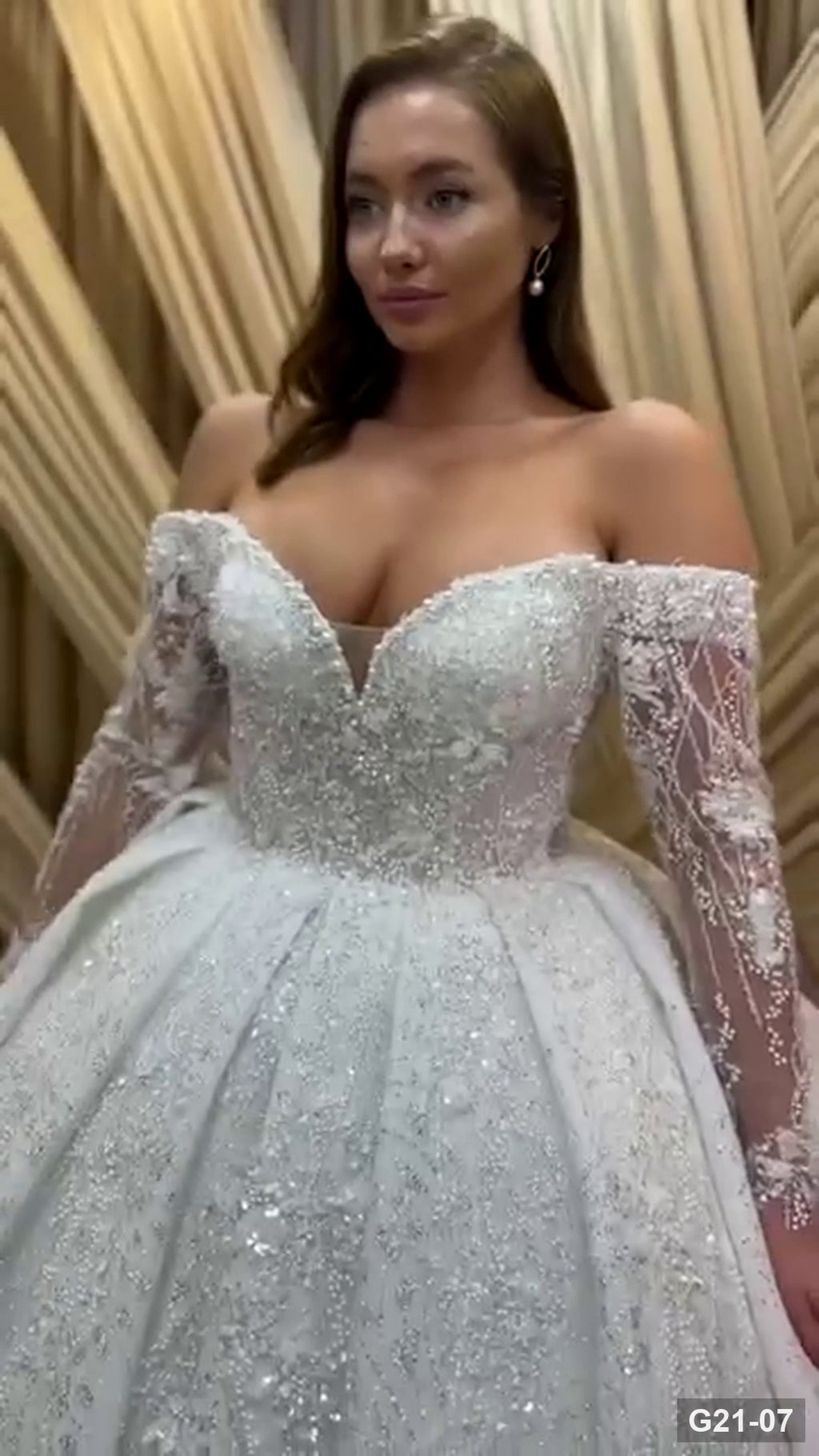 G21-007 Elfenbein Prinzessinnen-Ballkleid Brautkleid Hauptansicht Clean Frame