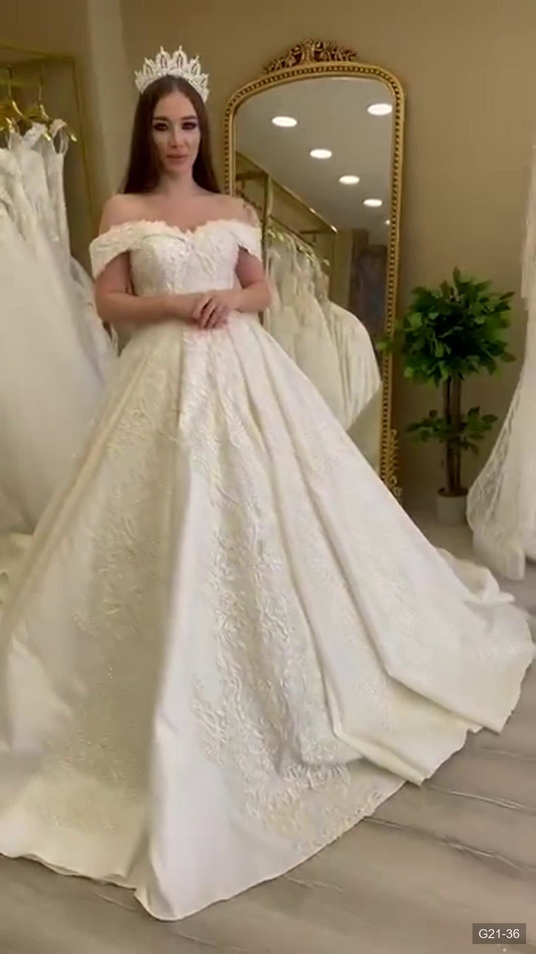 G21-036 Elfenbein Prinzessinnen-Ballkleid Brautkleid Hauptansicht Clean Frame