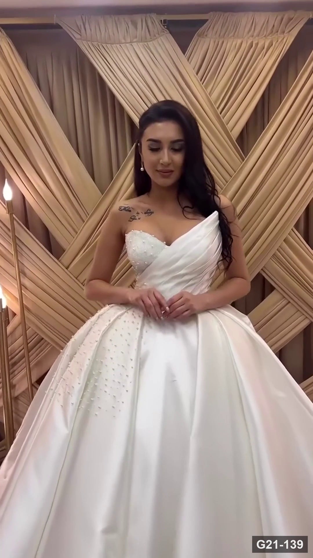 G21-139 Elfenbein Prinzessinnen-Ballkleid Brautkleid Hauptansicht Clean Frame
