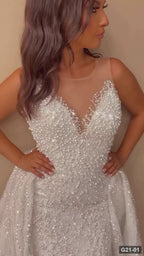 G21-001 Elfenbein A-Linie Spitze Brautkleid mit V-Ausschnitt und Kapellenschleppe