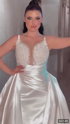 G21-008 Elfenbein A-Linie Spitze Brautkleid mit V-Ausschnitt und Kapellenschleppe