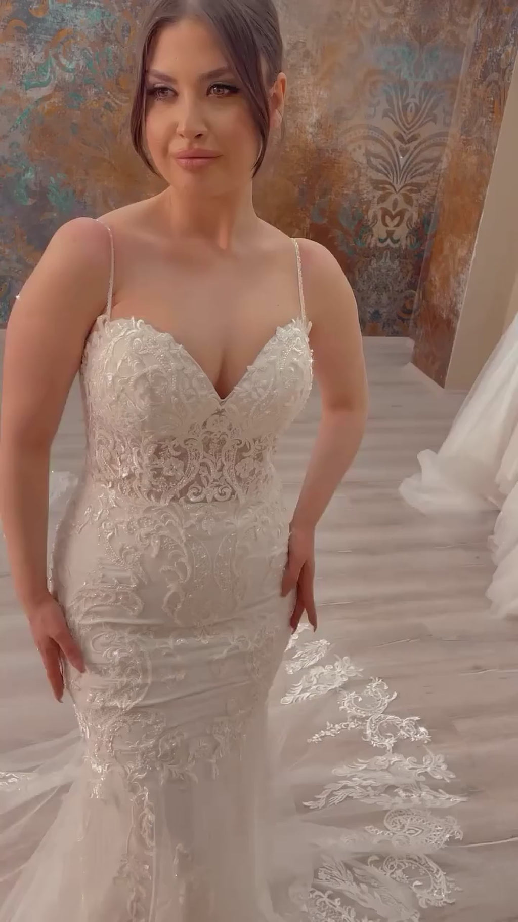 G21-119 Elfenbeinfarbenes Meerjungfrau Spitze Brautkleid mit V-Ausschnitt und Kapellenschleppe